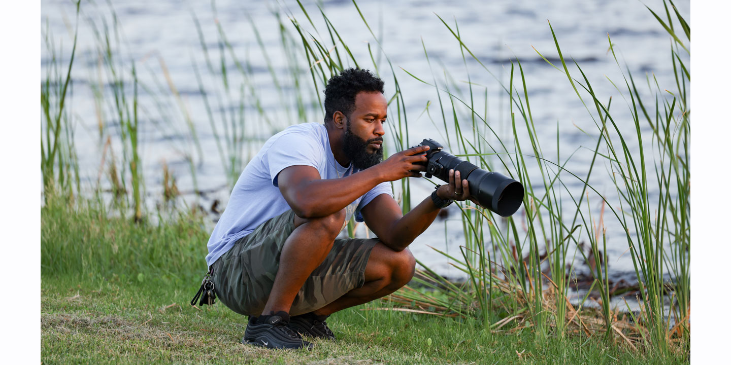 Una foto del granjero y fotógrafo Christopher Joe conectándose con las aves y los recorridos por la naturaleza.